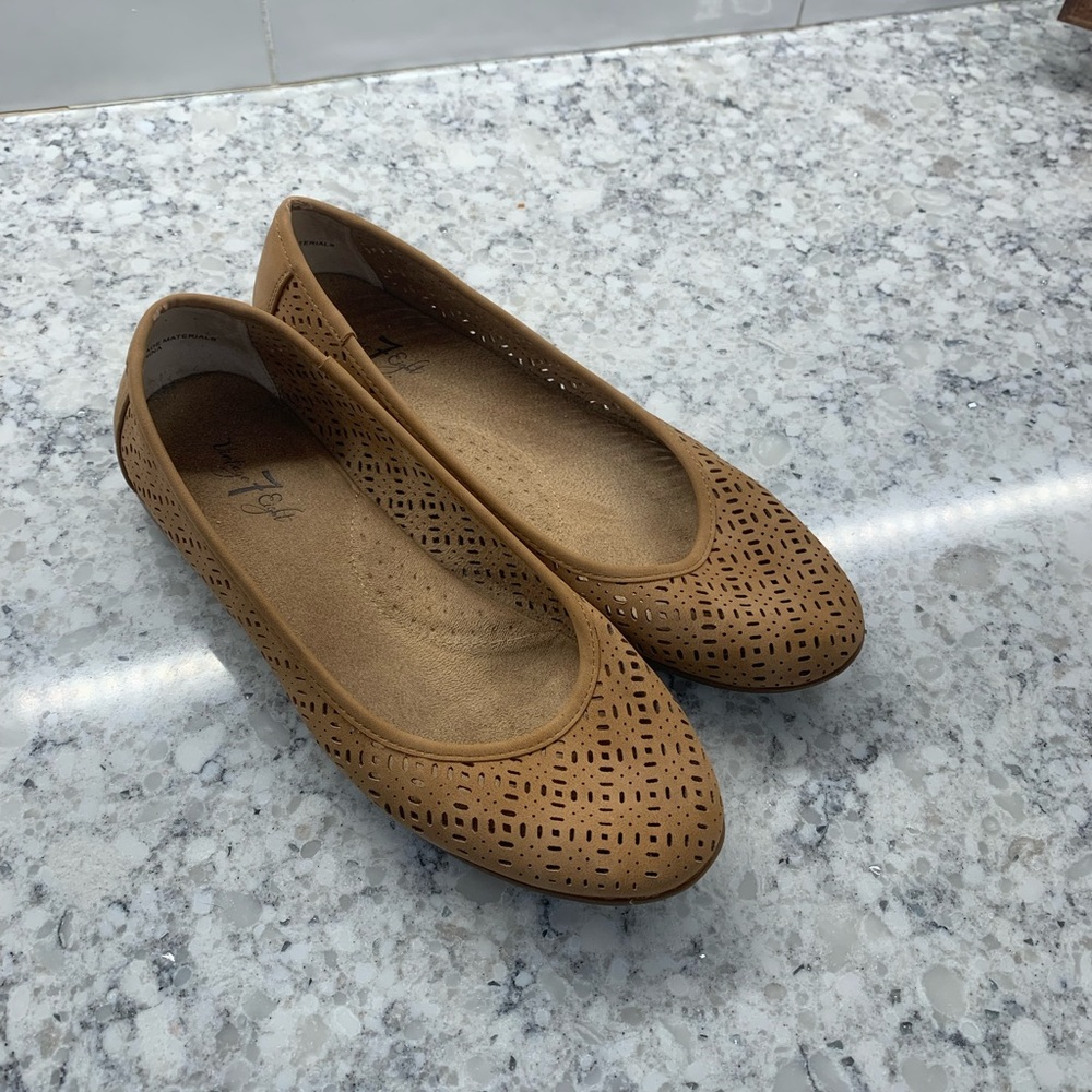 Vintage Eight tan faux leather flats